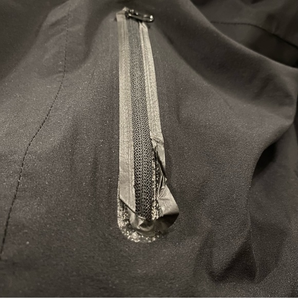 Lululemon Lightweight Water Resistant Jacket - Picture 8 of 16